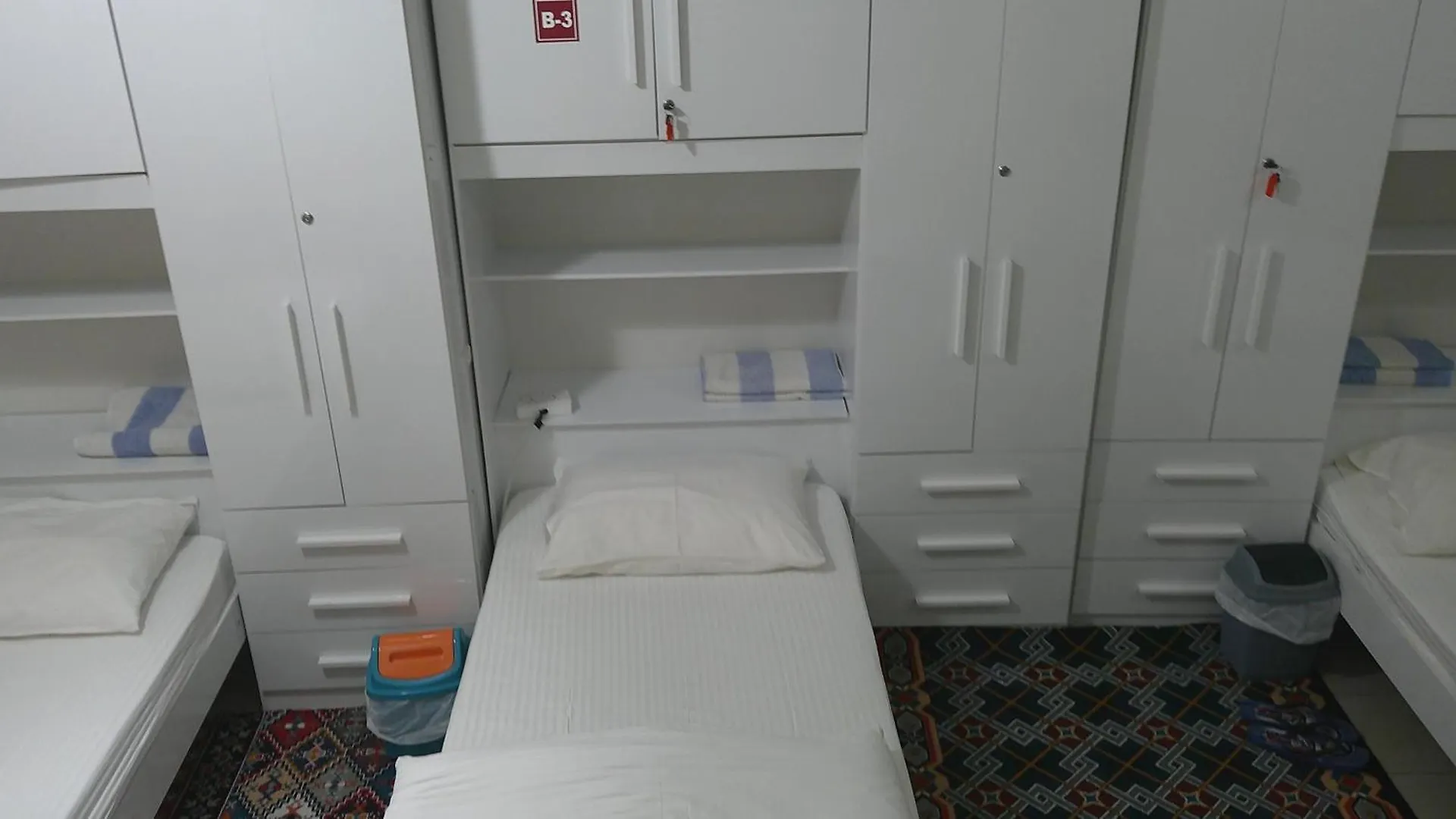 Female Bed Space At Ruby Star - 4 Single Beds Dubai Inn